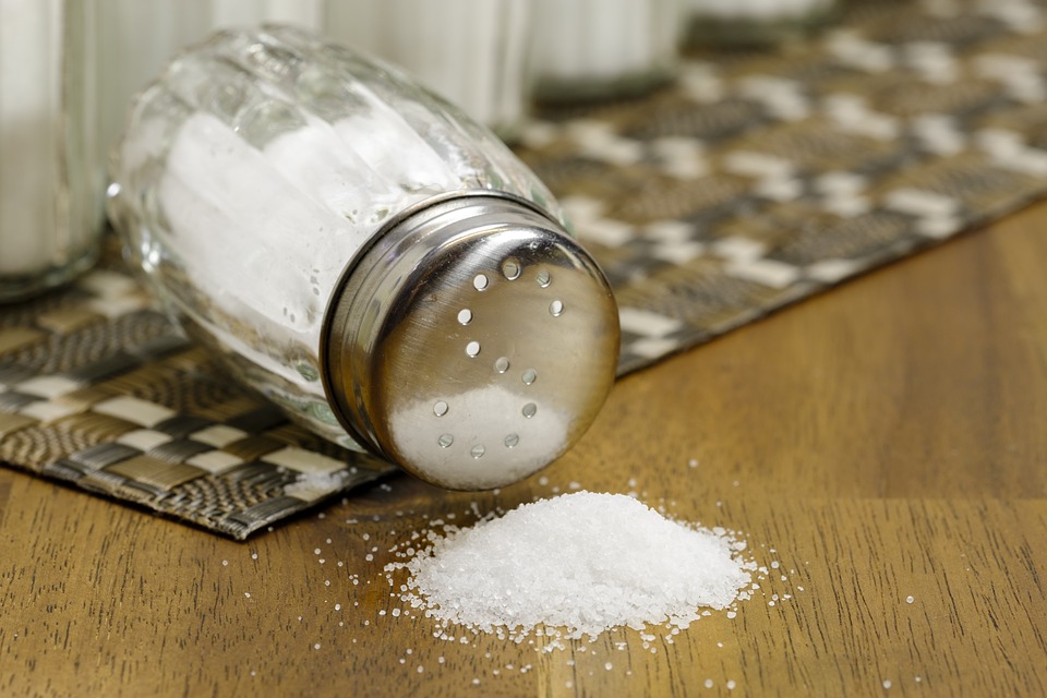 sale, Conseguenze del consumo eccessivo di sale e suggerimenti per ridurlo.